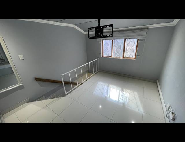 1 BEDROOM APARTMENT FOR SALE IN ESSENWOOD